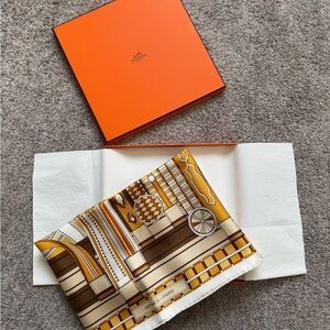 Hermès Silk Scarf 90 CARRE TWILL
VOLTES ET PIROUETTES
HG/BLANC/BEIGE/CARAME